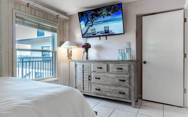 photo 4 of Siesta Breakers Penthouse on the Beach
