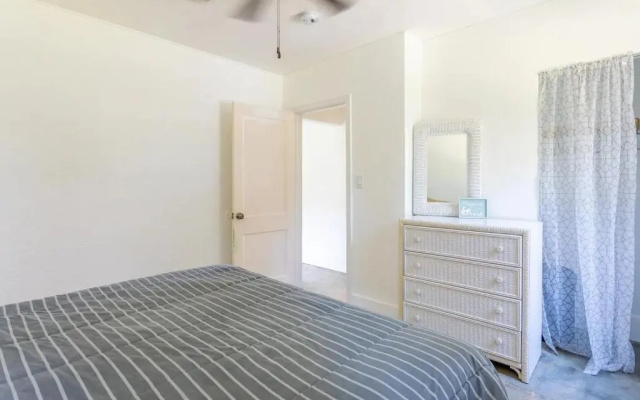 photo 2 of Siesta Key bungalow walking distance to beach ! name: Siesta Side A