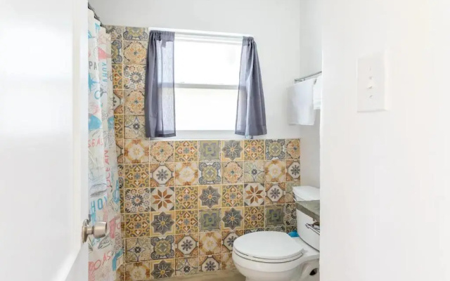 photo 5 of Siesta Key bungalow walking distance to beach ! name: Siesta Side A