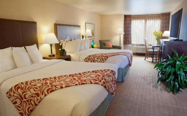 photo 4 of Silver Cloud Inn Redmond