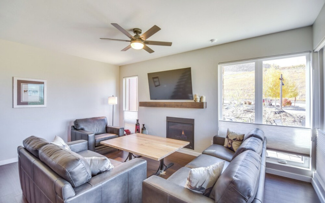 photo 3 of Ski-in/ski-out Granby Townhouse w/ Private Hot Tub