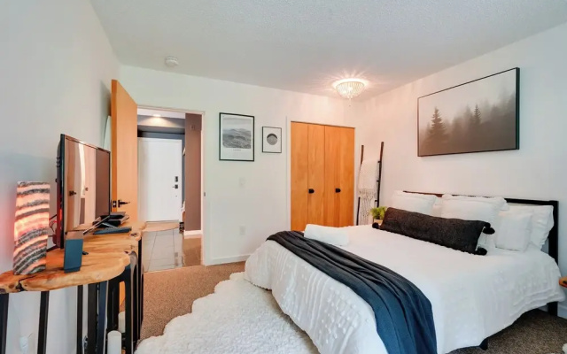 photo 4 of Ski-in/ski-out Magic Mountain Condo w/ Deck!