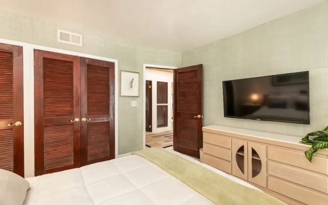 photo 5 of Skyhill Oasis W/ Hot Tub Walk To Universal 4 Bedroom Home