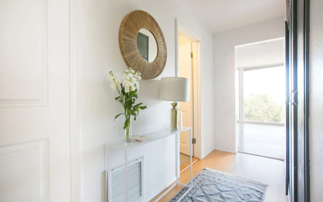 photo 4 of Sleek 2Br in Hollywood Hills by Sonder