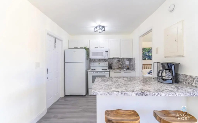 photo 2 of Sleek and Cozy Space 8Min to Ft Lauderdale Beaches!