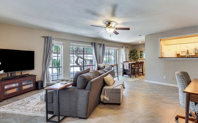 photo 4 of Sleek Phoenix Condo: Walk to Biltmore Fashion Park
