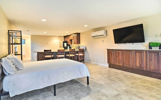 photo 5 of On-site Pond: Sleek Largo Studio < 7 Mi to Beach!
