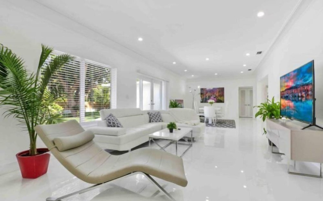 photo 4 of Sleek Miami Shores Residence With Hot Tub