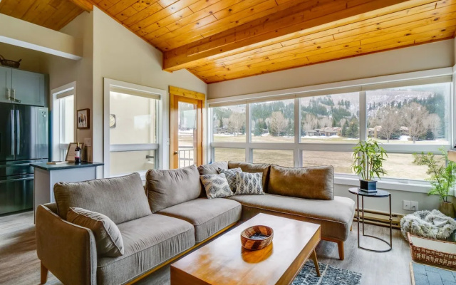 photo 4 of Sleek Mountain Home < 8 Mi to Vail & Beaver Creek!