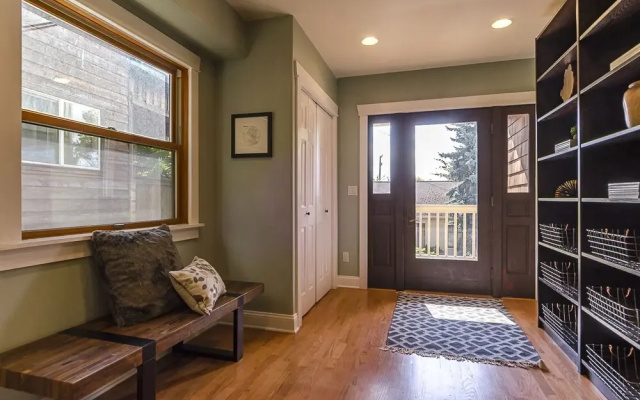 photo 2 of Sleeps 16 Luxurious 6BR Seattle Home
