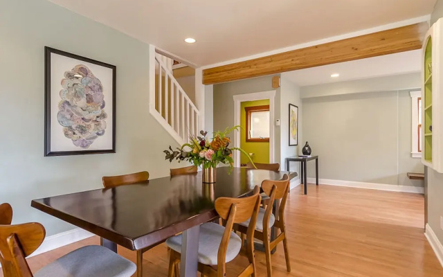photo 4 of Sleeps 16 Luxurious 6BR Seattle Home