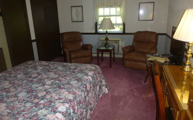 photo 4 of Smoketown Inn