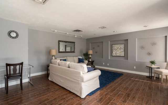 photo 2 of Soak In Oak Sleeps 14 Best Location