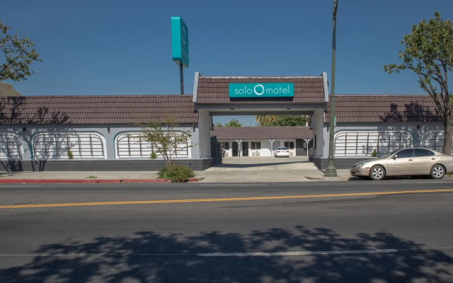photo 3 of Solo Motel - Broadway