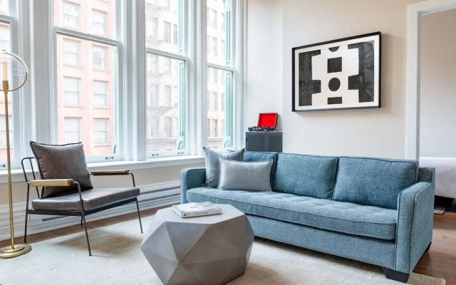 photo 2 of Sonder Jewelers Row Apartments Millenium Park