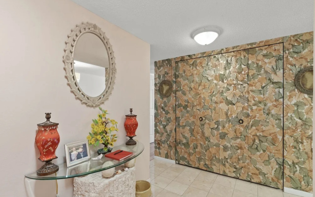 photo 2 of South Beach 302 by Vtrips