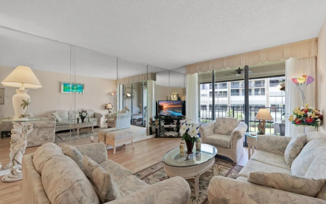photo 4 of South Beach 302 by Vtrips