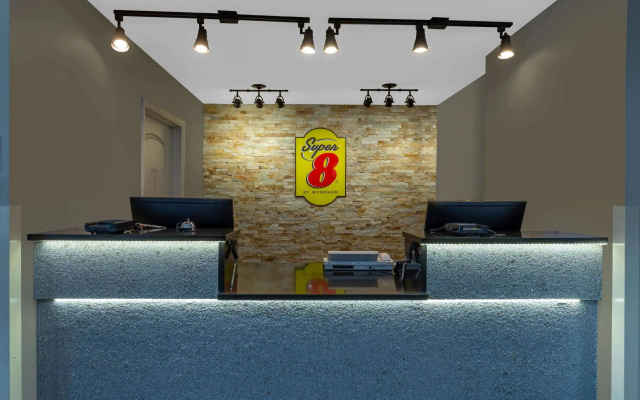 photo 2 of Super 8 by Wyndham South Holland Hotel