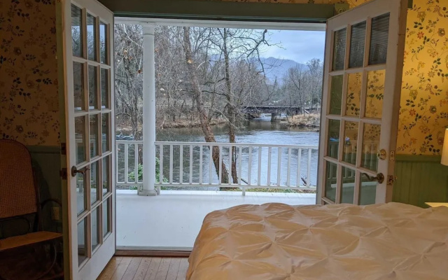 photo 2 of Southern Charm Riverside 4 Bedroom Home by Redawning