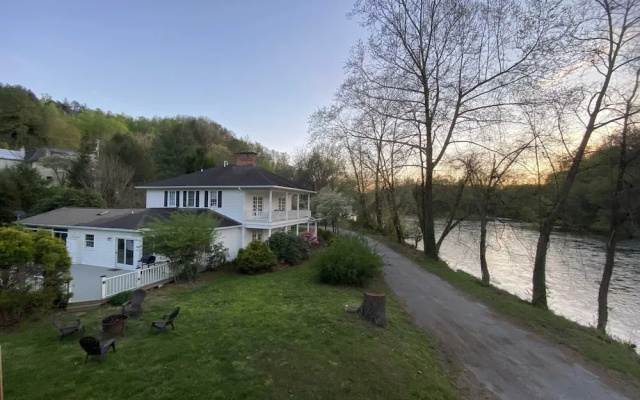 photo 3 of Southern Charm Riverside 4 Bedroom Home by Redawning