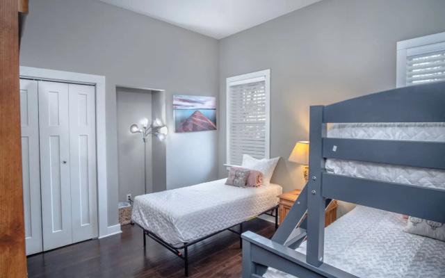 photo 4 of Southtown Classic 3BR/2BA mins from Downtown