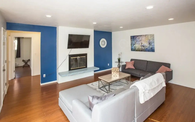 photo 3 of Space Needle Place - New Seattle Apt - Sleeps 8