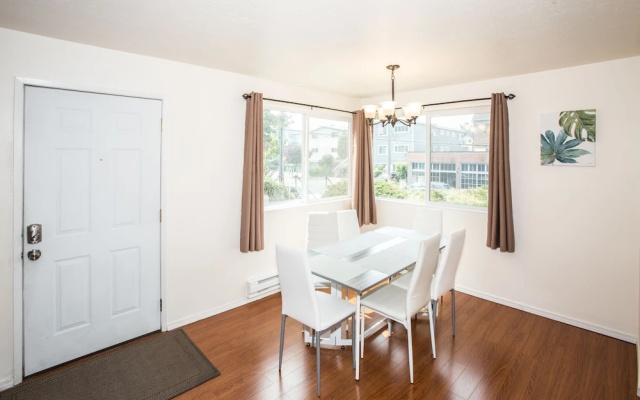 photo 4 of Space Needle Place - New Seattle Apt - Sleeps 8