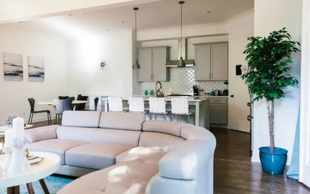 photo 3 of Spacious 12 Bed Home With Pool Table By Domio