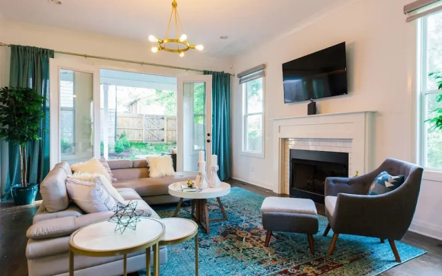 photo 4 of Spacious 12 Bed Home With Pool Table By Domio