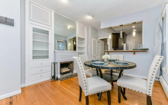 photo 2 of Spacious 2br/1ba Beacon Hill Apt Near MGH