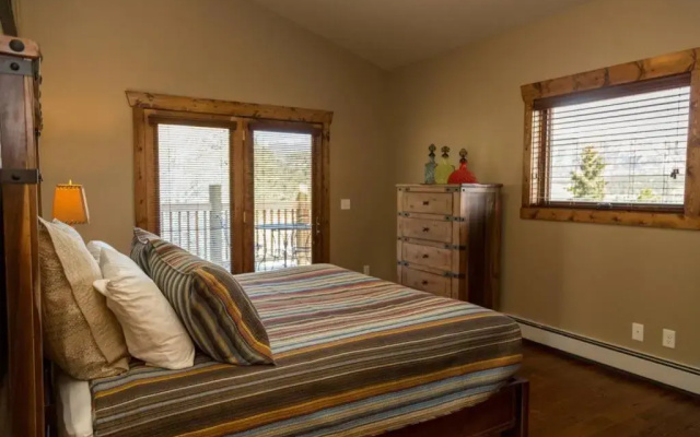 photo 4 of Spacious 2nd story loft with awesome views