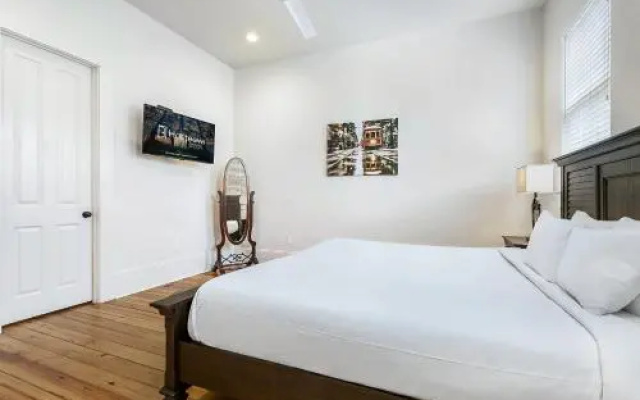 photo 2 of Spacious 3BR on Carondelet by Hosteeva