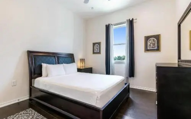photo 3 of Spacious 4BD Luxury Penthouse with Balcony