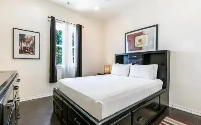 photo 4 of Spacious 4BD Luxury Penthouse with Balcony