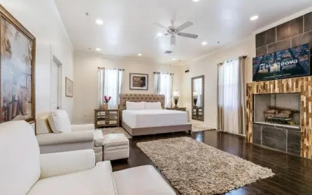 photo 5 of Spacious 4BD Luxury Penthouse with Balcony