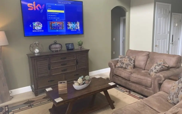 photo 4 of Spacious 5br, 3.5ba W/ 2 Living Areas 5 Bedroom Villa