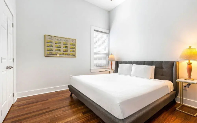 photo 4 of Spacious 5 Bedroom Near Magazine St & Uptown