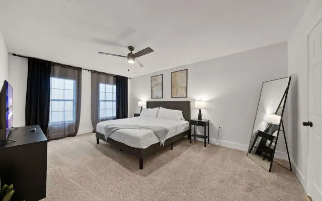 photo 3 of Spacious 6 Bed House Airport Pet Friendly AFB