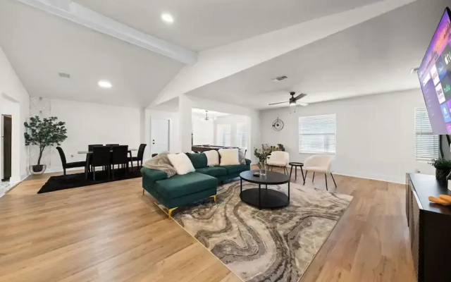 photo 4 of Spacious 6 Bed House Airport Pet Friendly AFB