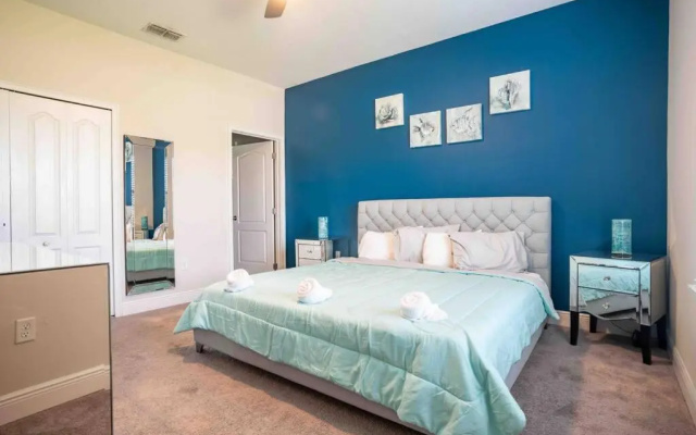photo 2 of SPACIOUS 6bdrm Villa near ALL the attractions!!