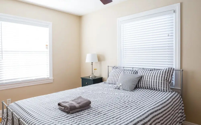 photo 4 of Spacious 6BR /2.5 Bath in Highlands!