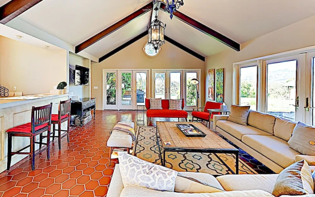 photo 2 of Spacious 6br Vineyard  - Pool & Valley Views 6 Bedroom Home