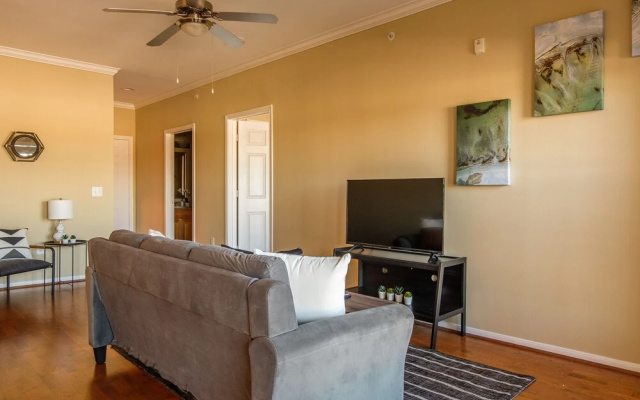 photo 2 of FRONTDESK Residences at Gramercy Apts Houston