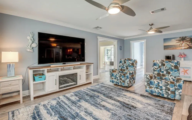 photo 2 of 5 Mi to Beaches: Spacious Bradenton Home!