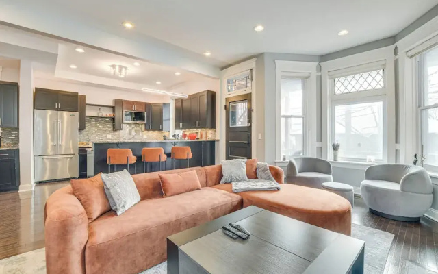 photo 2 of Spacious Condo w/ Deck ~ 3 Mi to Downtown Chicago!