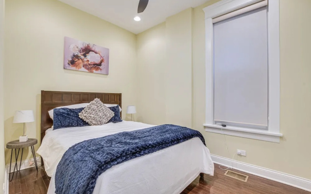 photo 3 of Spacious Condo w/ Deck ~ 3 Mi to Downtown Chicago!