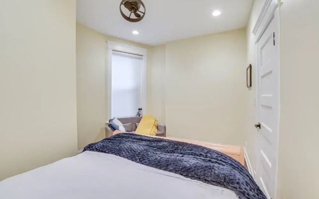 photo 4 of Spacious Condo w/ Deck ~ 3 Mi to Downtown Chicago!