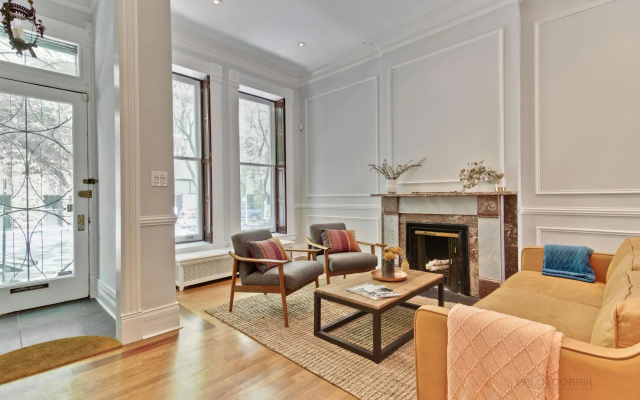 photo 2 of Spacious Chicago House near Oak Street Beach