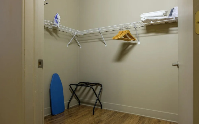 photo 5 of 1 & 2 BR Apts w/ Gym, WiFi & Laundry by Frontdesk