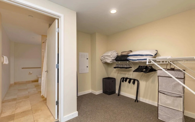 photo 4 of Spacious DT 2BR With Free Parking by Zencity